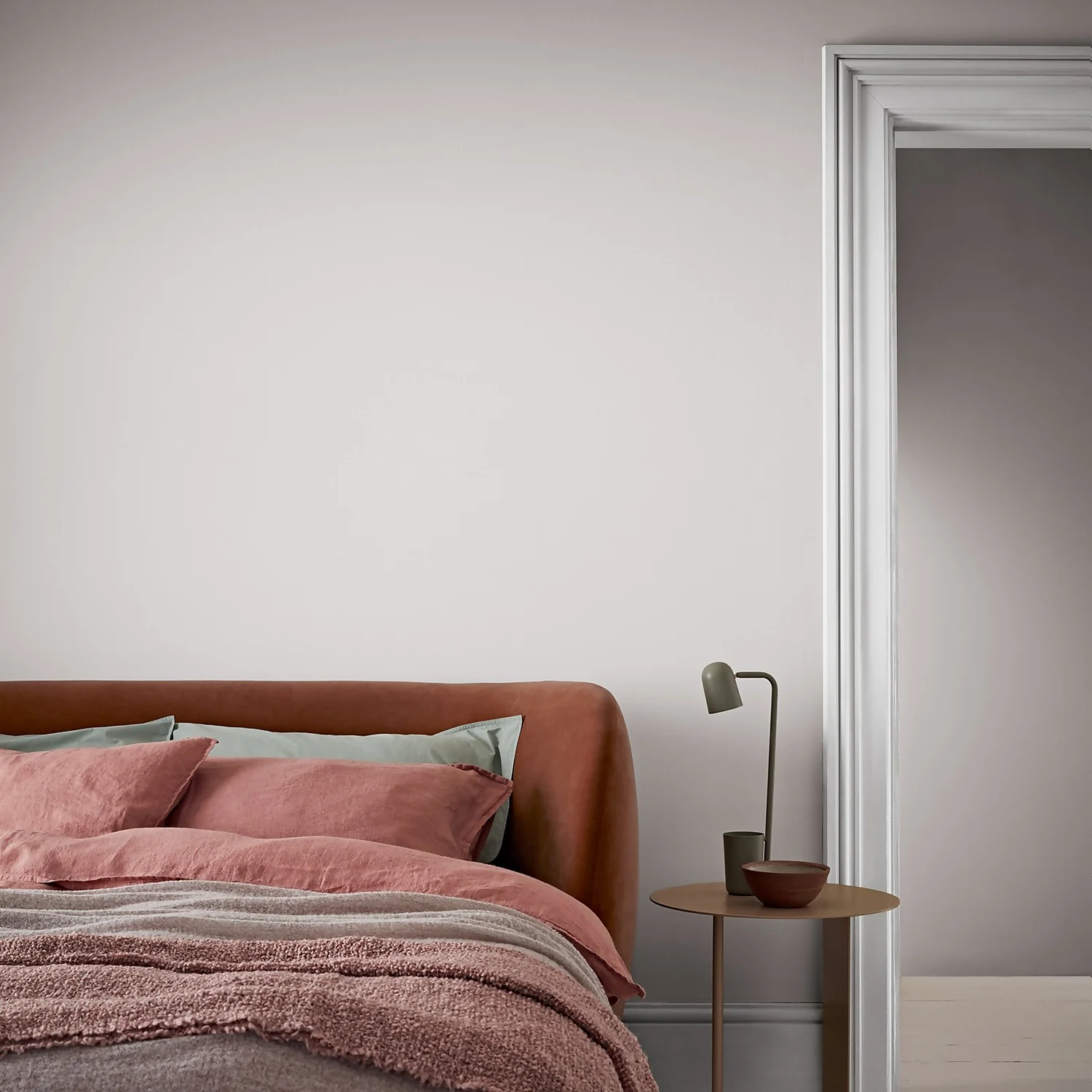 Crown Walls & Ceilings Silk Emulsion Paint Spotlight - 2.5L 4 Crown Walls & Ceilings Silk Emulsion Paint Spotlight - 2.5L - Image 2