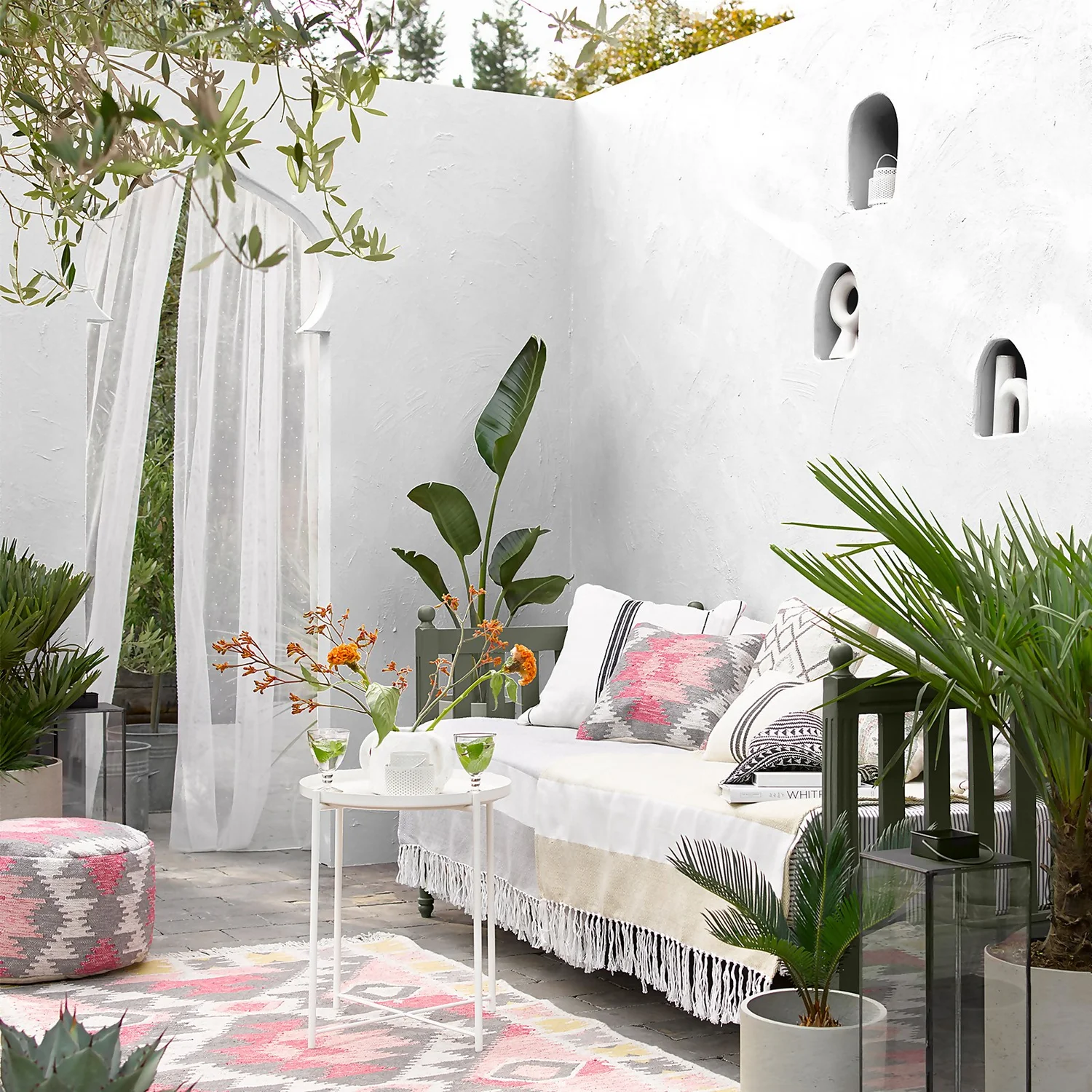 Sandtex® Textured Masonry Paint Pure Brilliant White - 5L 5 Sandtex® Textured Masonry Paint Pure Brilliant White - 5L - Image 3