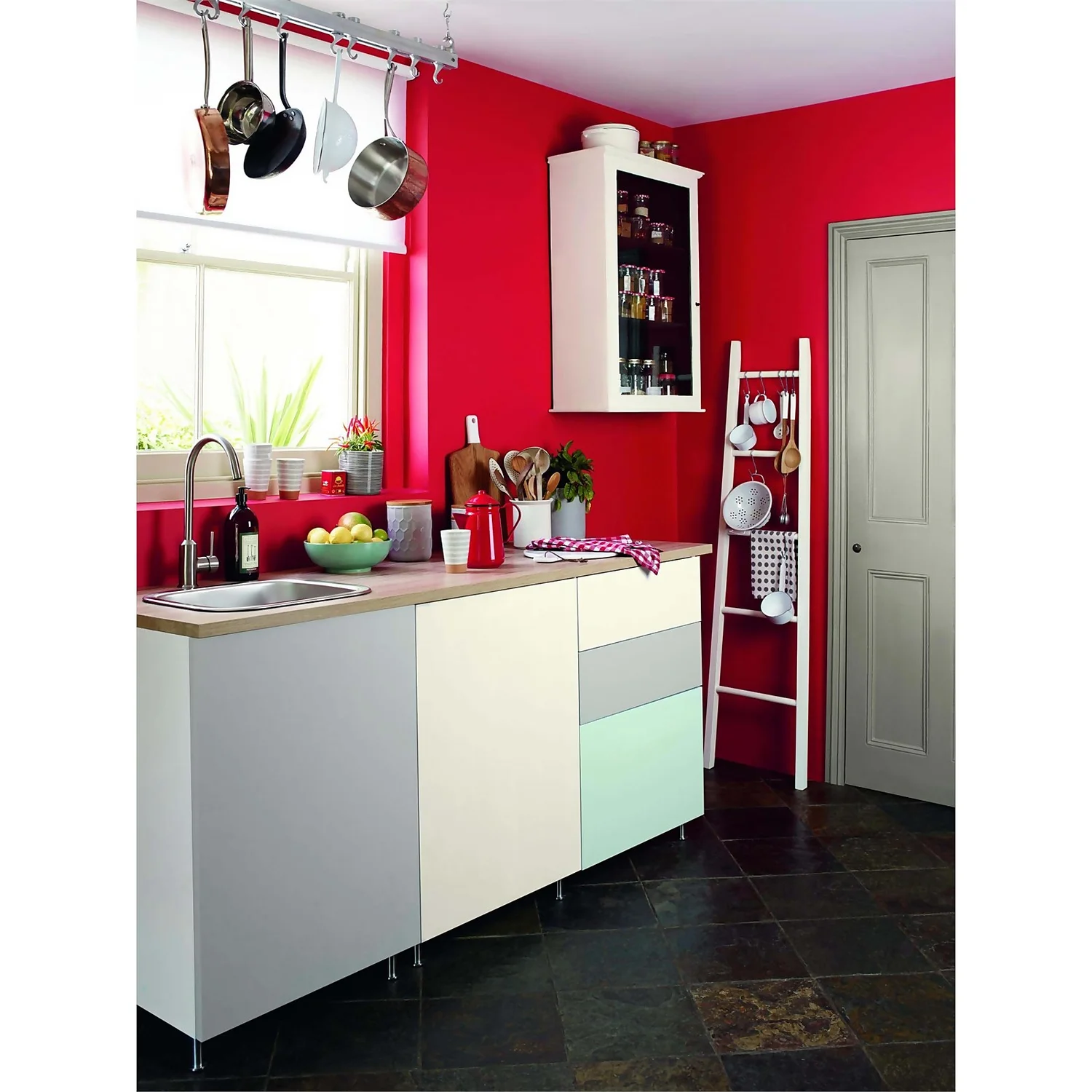 Dulux Matt Emulsion Paint Pepper Red - 2.5L 4 Dulux Matt Emulsion Paint Pepper Red - 2.5L - Image 2