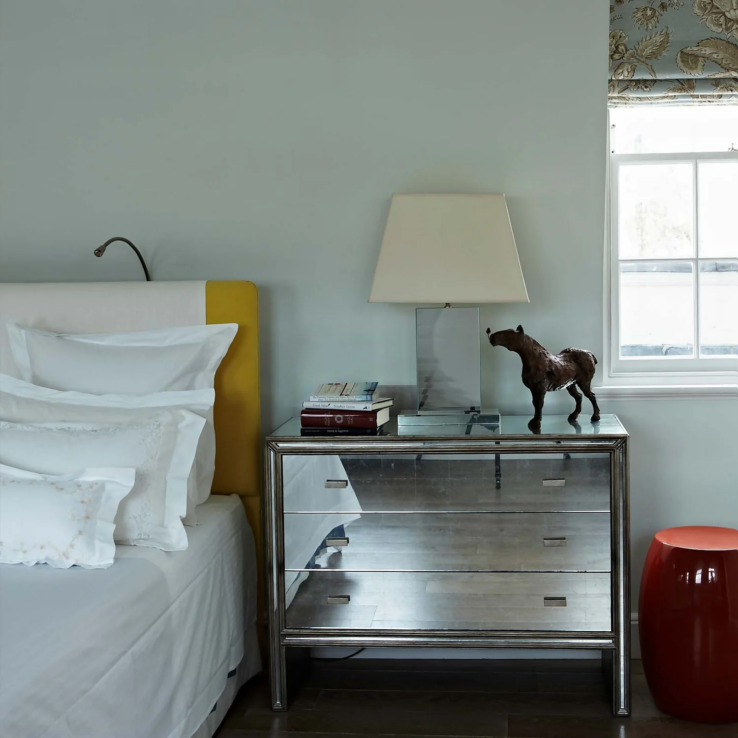 Farrow & Ball Full Gloss Paint Cabbage White - 2.5L 6 Farrow & Ball Full Gloss Paint Cabbage White - 2.5L - Image 4