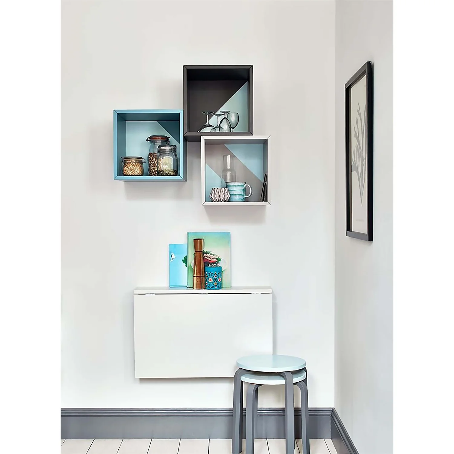 Dulux Simply Refresh One Coat Matt Emulsion Paint White Cotton - 2.5L 4 Dulux Simply Refresh One Coat Matt Emulsion Paint White Cotton - 2.5L - Image 2